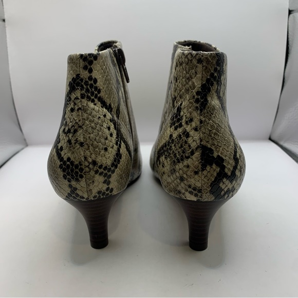 CLARKS Collection Women’s Linvale Sea Ankle Boot Taupe Snakeskin VEGAN Sz 8M - Picture 5 of 8
